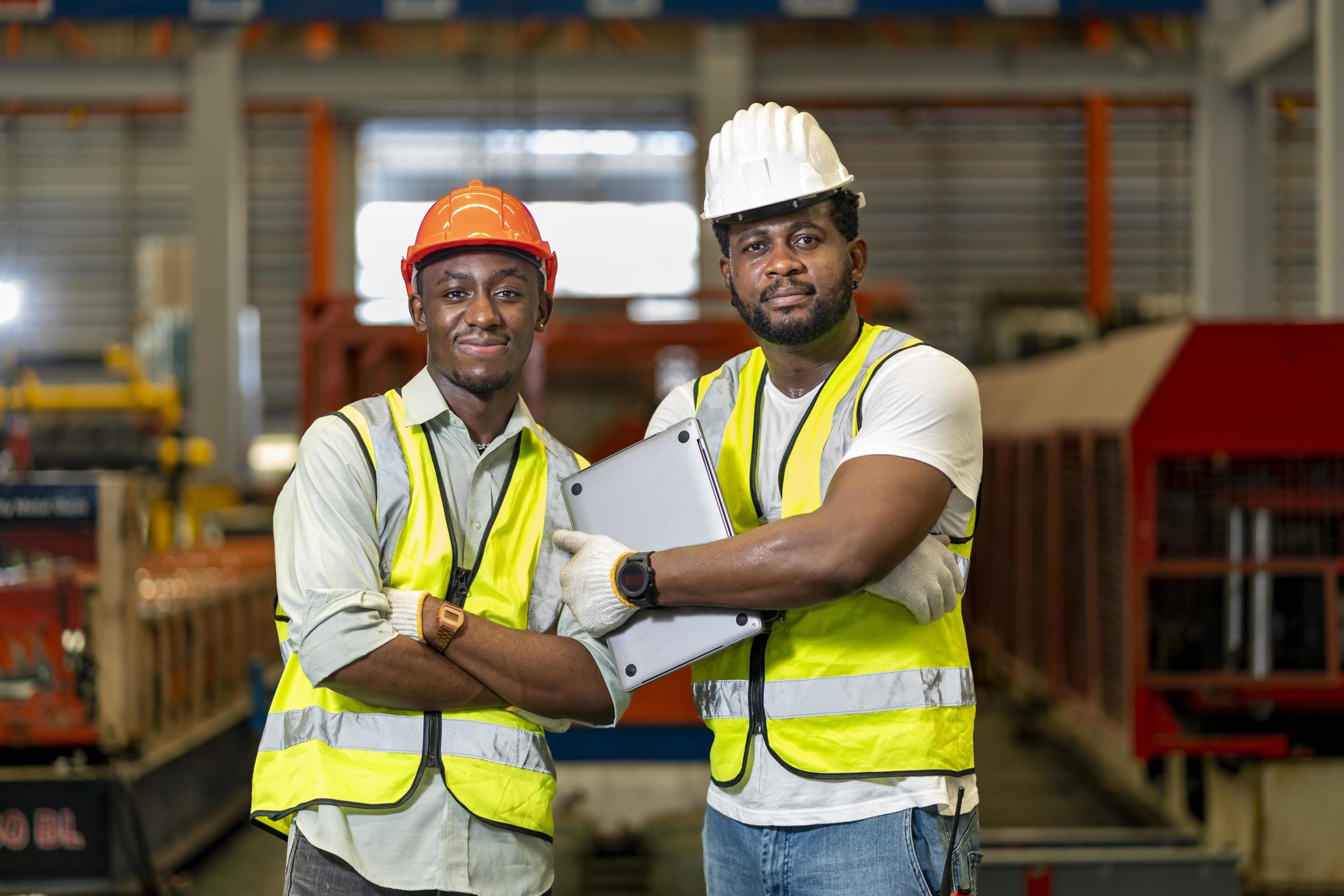 8978498-portrait-of-african-american-technician-engineer-workers-team-in-the-manufacturing-factory-line-production-gratuit-photo