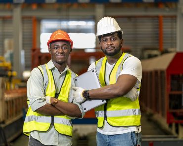 8978498-portrait-of-african-american-technician-engineer-workers-team-in-the-manufacturing-factory-line-production-gratuit-photo 8978498-portrait-of-african-american-technician-engineer-workers-team-in-the-manufacturing-factory-line-production-gratuit-photo