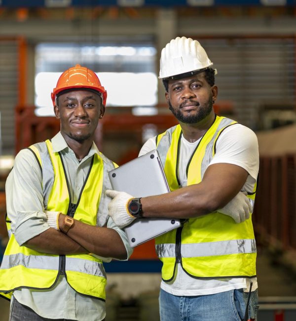 8978498-portrait-of-african-american-technician-engineer-workers-team-in-the-manufacturing-factory-line-production-gratuit-photo
