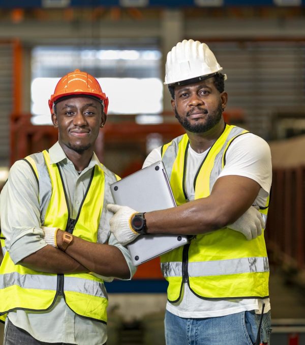 8978498-portrait-of-african-american-technician-engineer-workers-team-in-the-manufacturing-factory-line-production-gratuit-photo