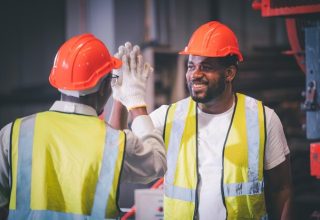 travail-equipe-ouvrier-afro-americain-dans-usine-homme-noir-afro-travail-industriel-lourd_10541-5943 travail-equipe-ouvrier-afro-americain-dans-usine-homme-noir-afro-travail-industriel-lourd_10541-5943