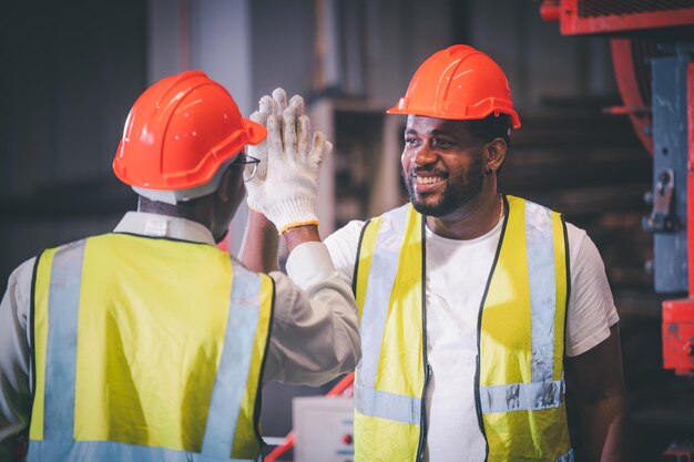 travail-equipe-ouvrier-afro-americain-dans-usine-homme-noir-afro-travail-industriel-lourd_10541-5943 travail-equipe-ouvrier-afro-americain-dans-usine-homme-noir-afro-travail-industriel-lourd_10541-5943